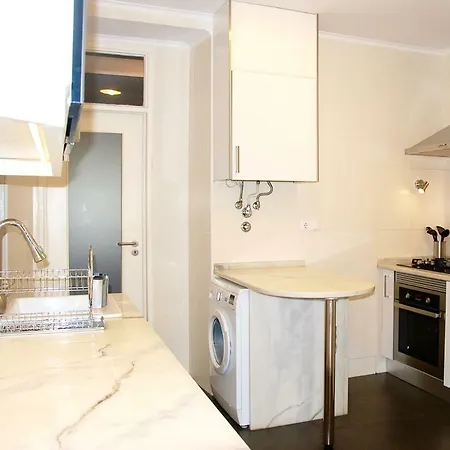 Sunny, And Comfy Ap. In Av. Da Liberdade * Лісабон