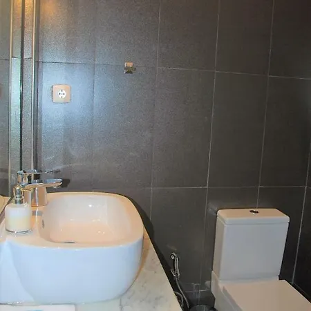 Sunny, And Comfy Ap. In Av. Da Liberdade Lisbona