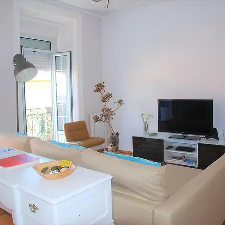 Sunny, And Comfy Ap. In Av. Da Liberdade Lisbon