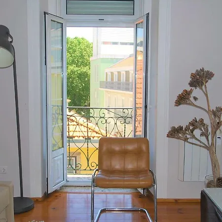 Sunny, And Comfy Ap. In Av. Da Liberdade Lisbon