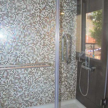 Sunny, And Comfy Ap. In Av. Da Liberdade Lisboa