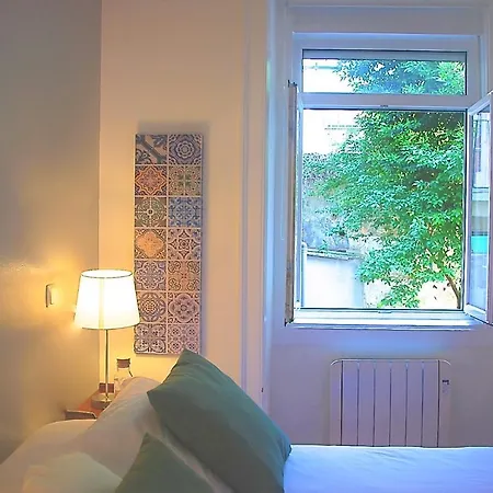 Sunny, And Comfy Ap. In Av. Da Liberdade Lisboa